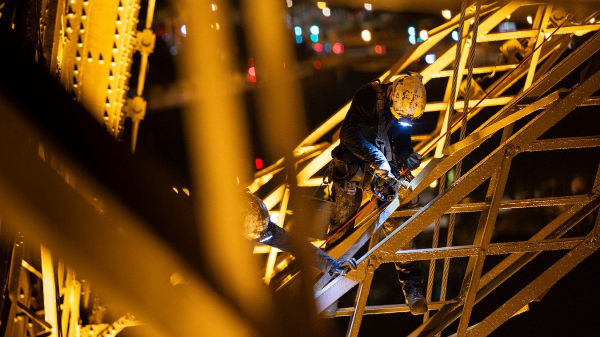 Foto eines Malers auf dem Eiffelturm