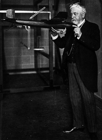 Foto Gustave Eiffel avião